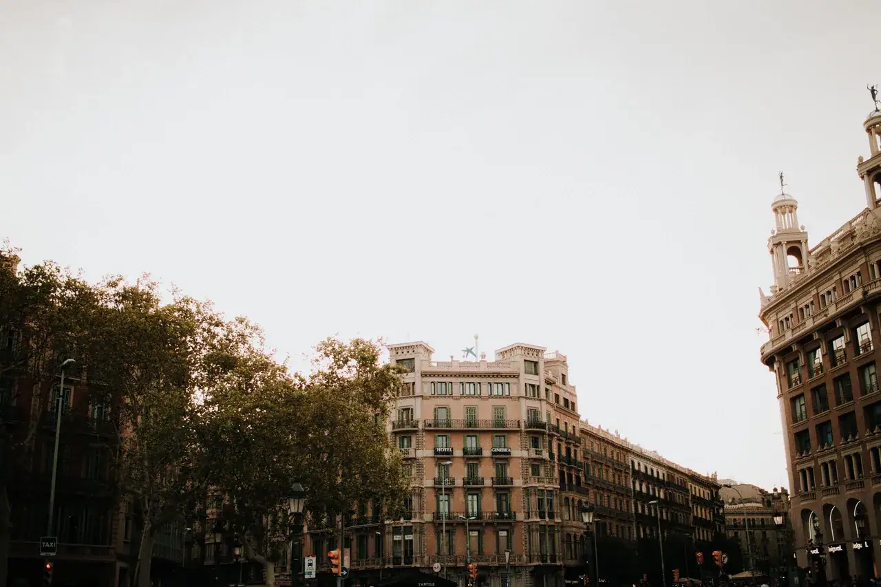 Barcelonai városkép történelmi épületekkel