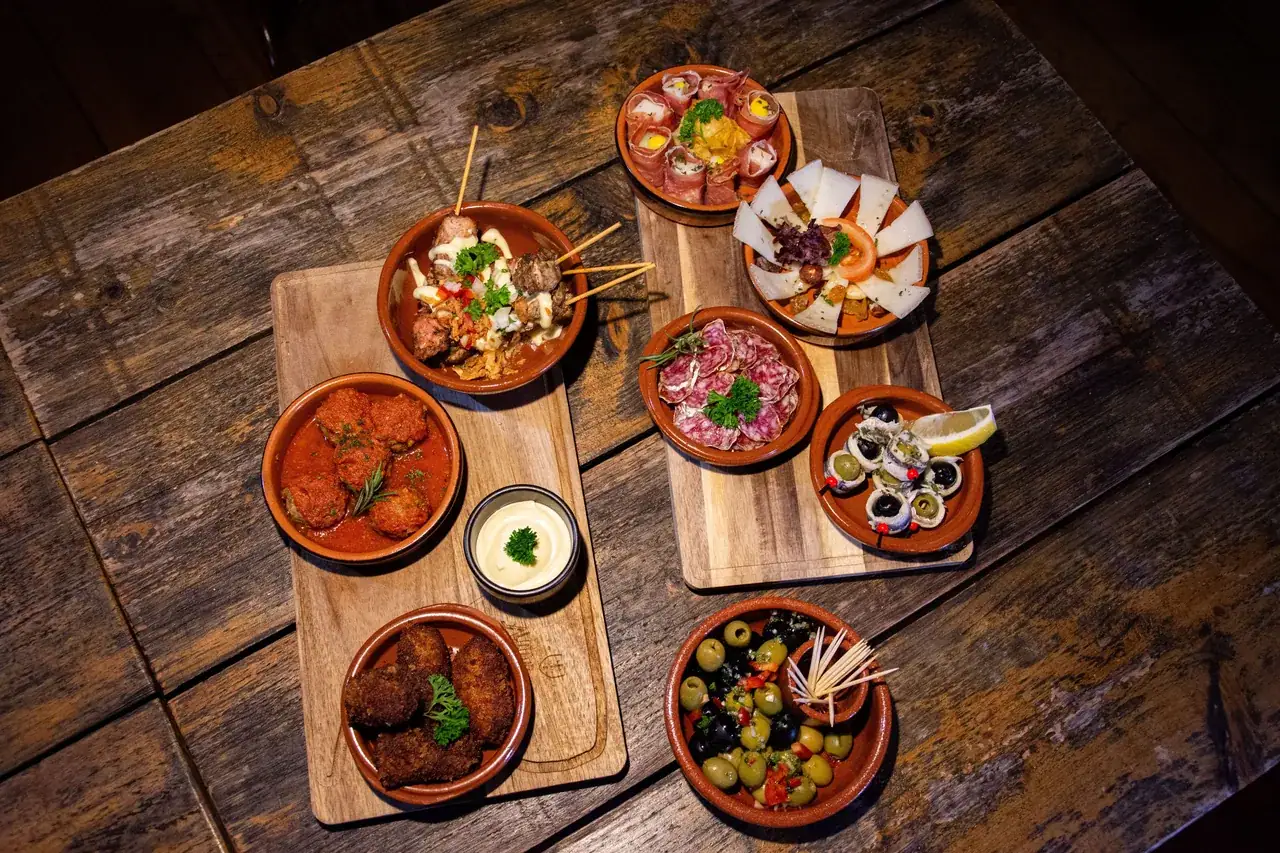 Többféle tapas egy fa asztalon