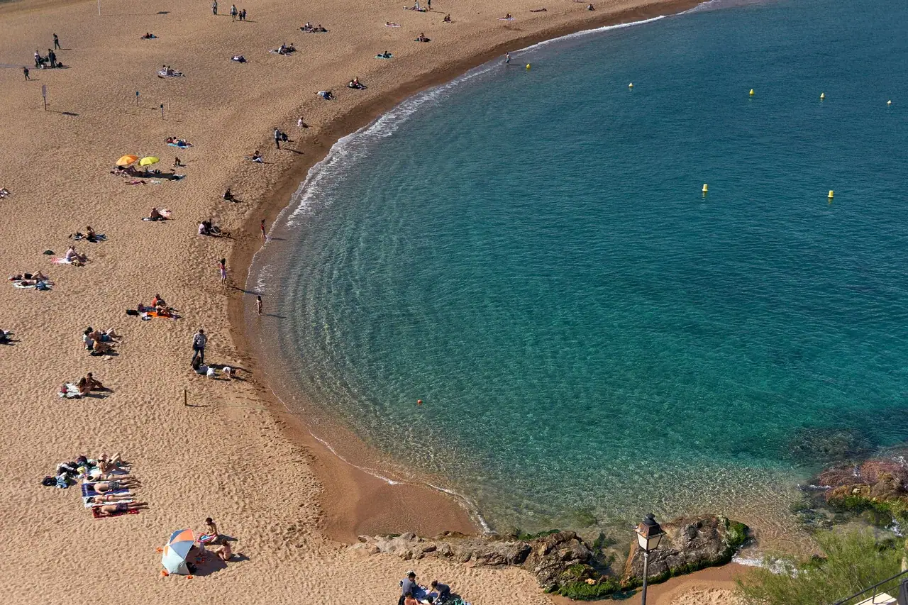 Barcelonai homokos strand madártávlatból, türkiz vízzel