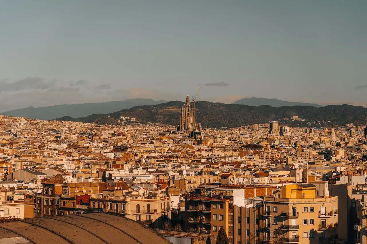 Barcelona madártávlatból, középen a Sagrada Famíliával