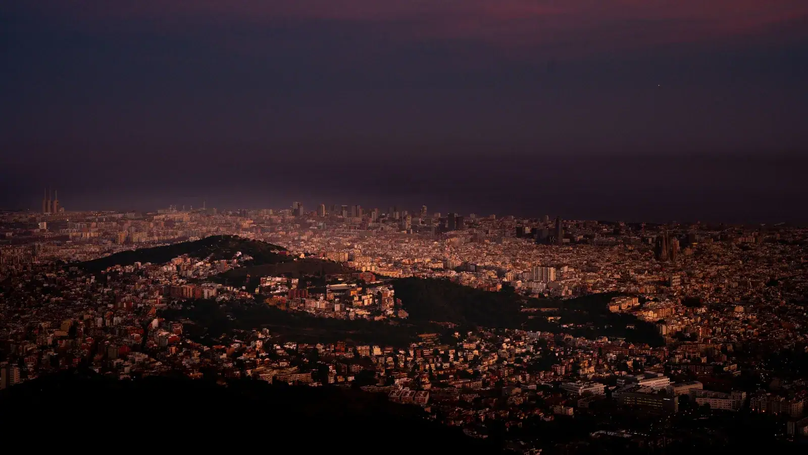 Barcelona kivilágítva, éjszakai légifelvételen