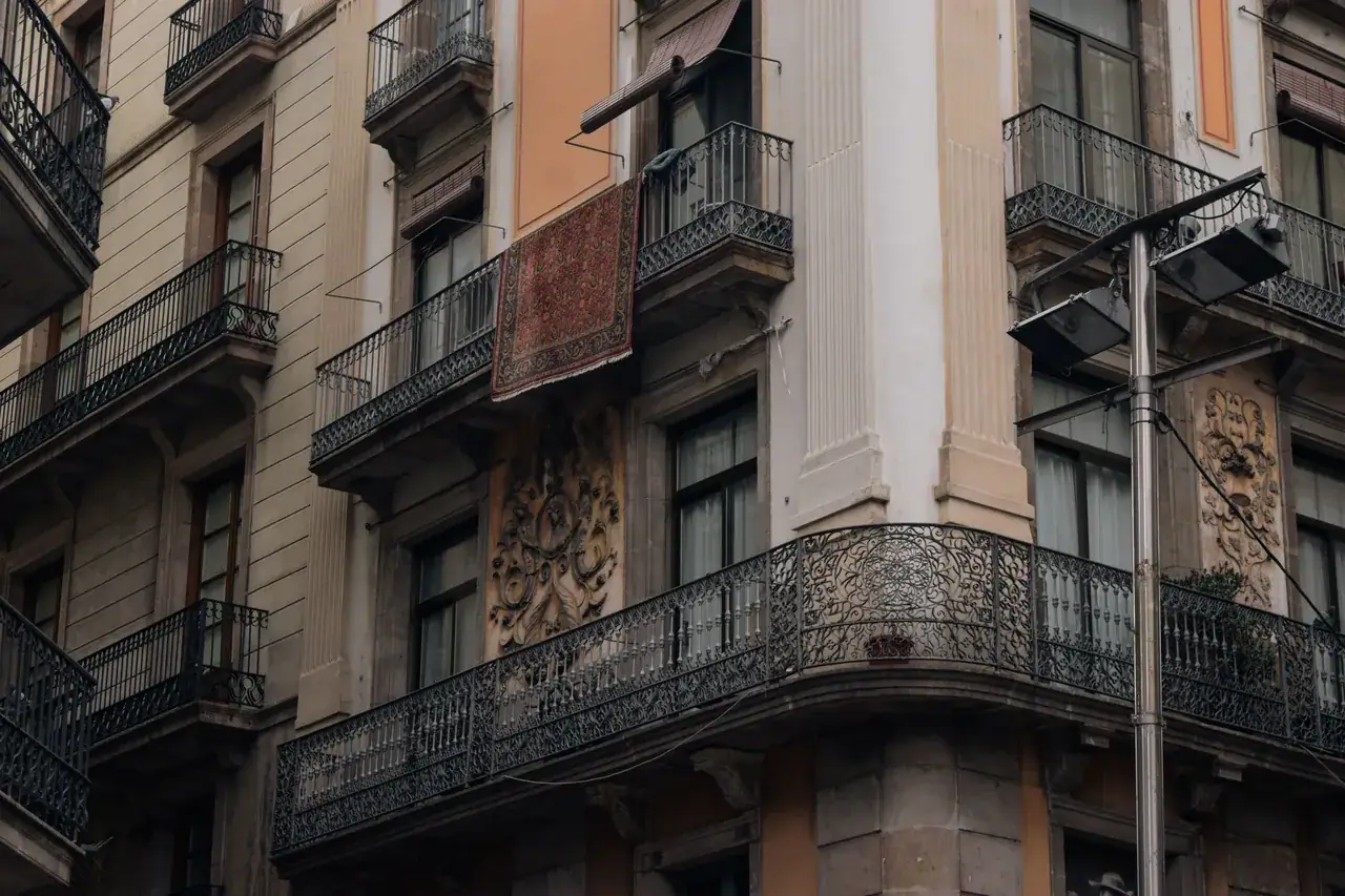 Díszes erkélyek egy barcelonai bérház homlokzatán