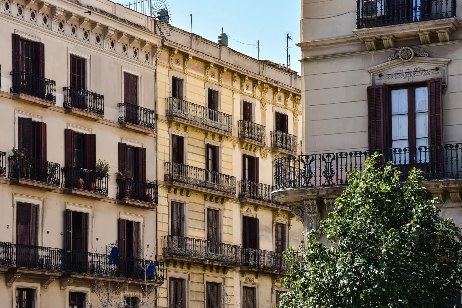 Barcelonai bérházak klasszikus erkélyekkel