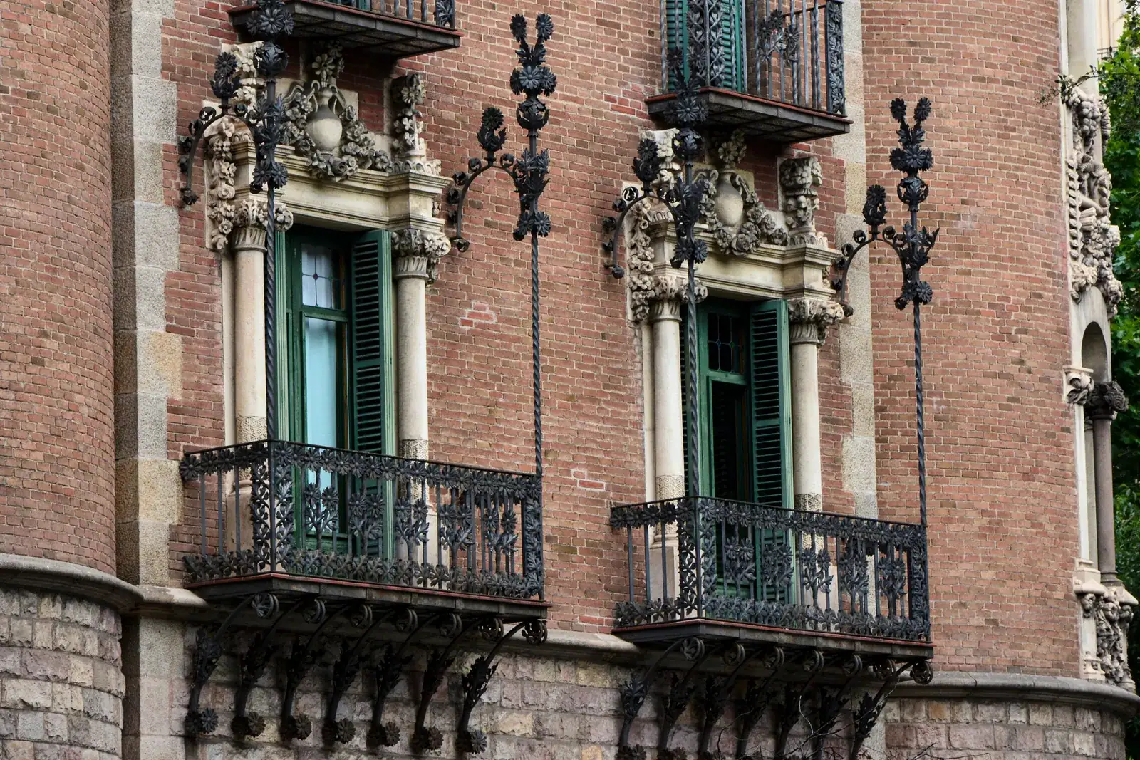 Kovácsoltvas erkélyek egy barcelonai homlokzaton