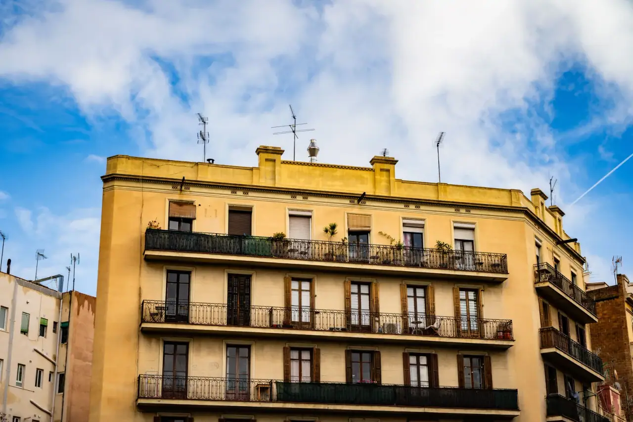 Barcelonai homlokzat erkélyekkel