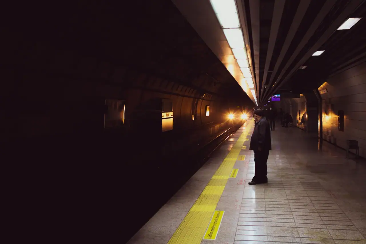 Metróállomás peronja