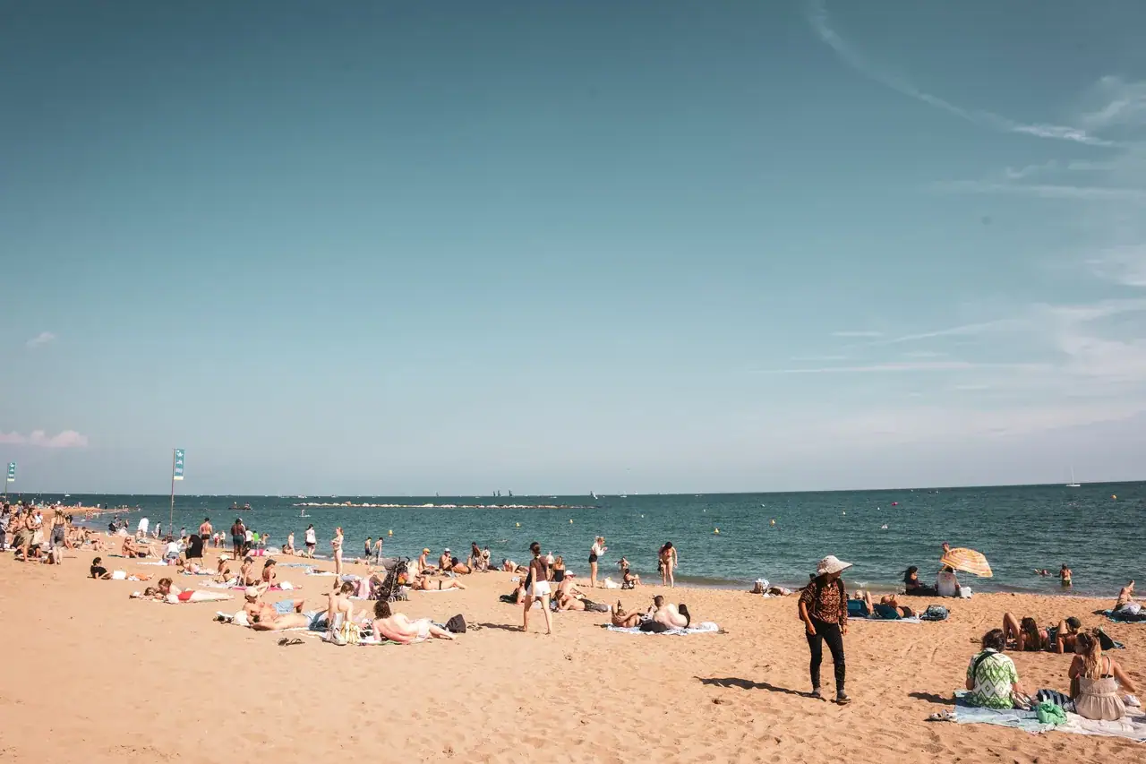 Napos nap a barcelonai tengerparton, fürdőzőkkel