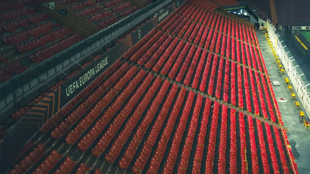Üres lelátó egy futballstadionban