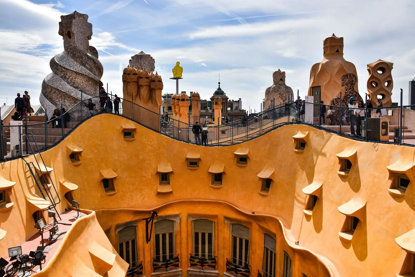 A Casa Milà tetőteraszának kéményei