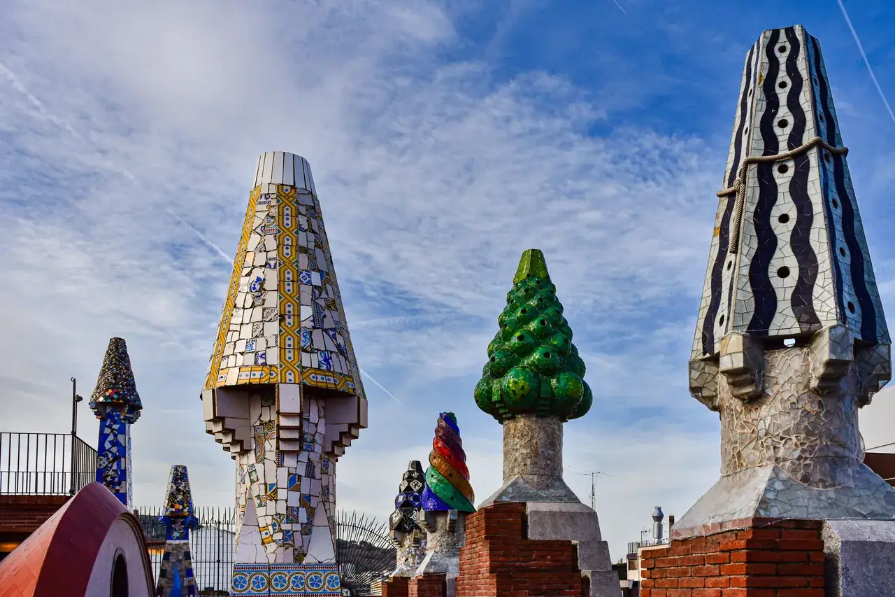 Mozaikkal borított kémények egy Gaudí-épület tetőteraszán