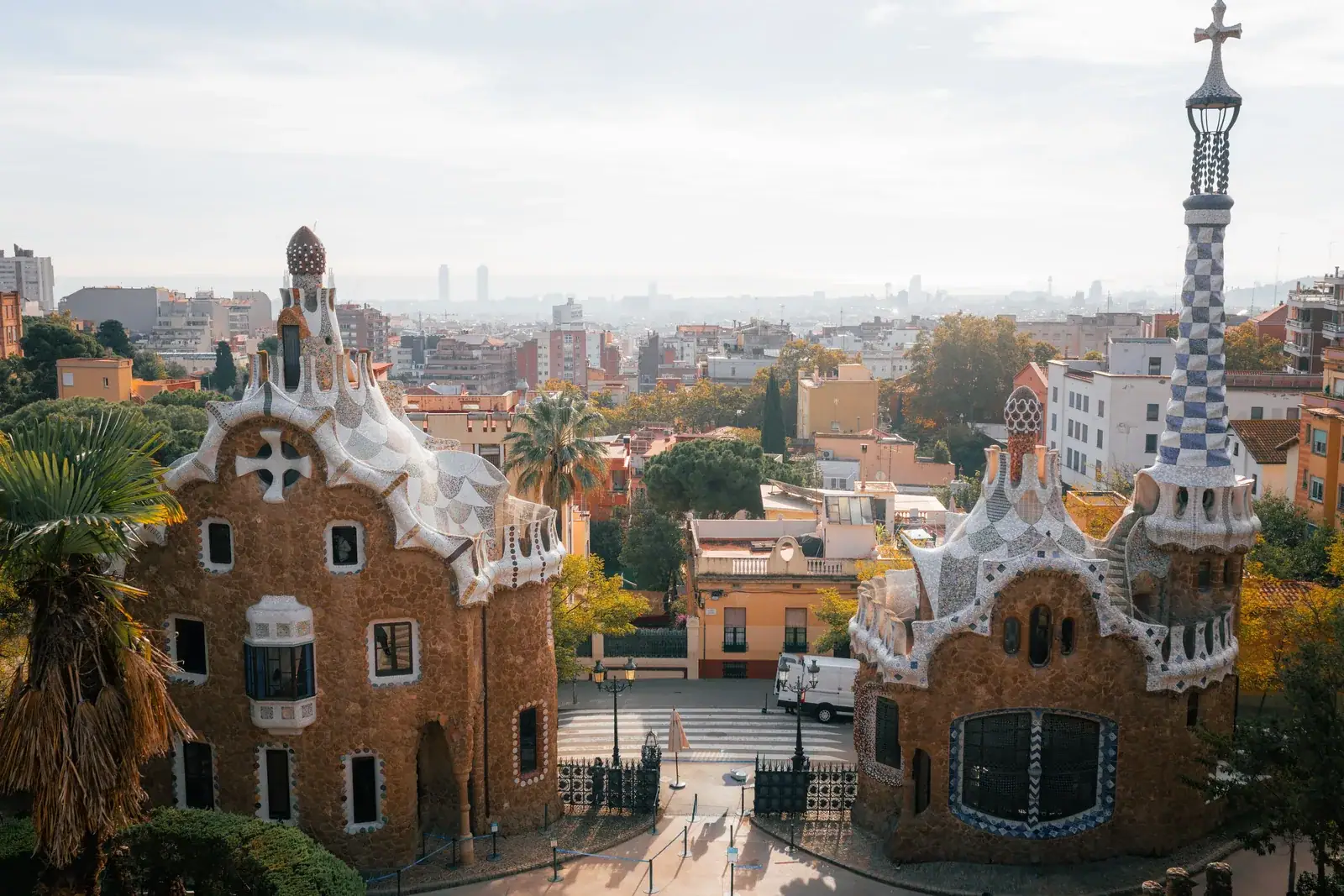 A Park Güell pavilonjai reggeli fényben