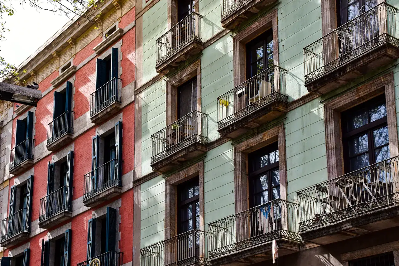 Barcelonai épület színes homlokzata