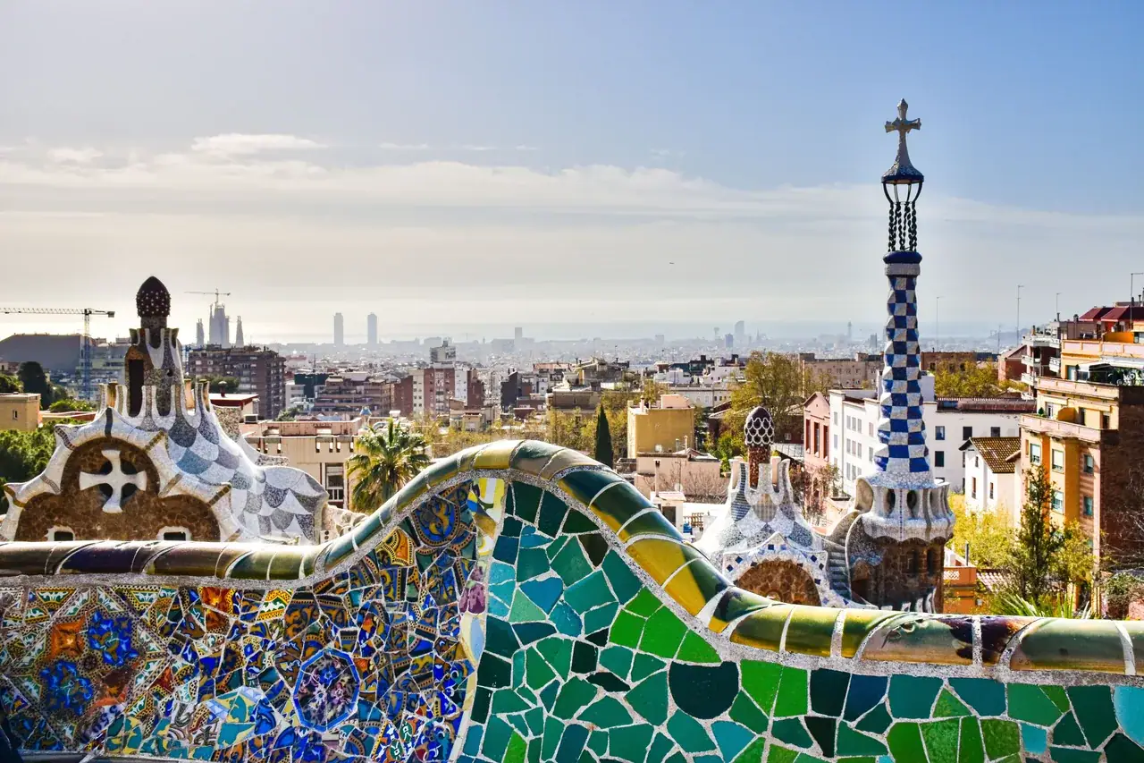 Kilátás Barcelonára a Park Güell mozaikos teraszáról