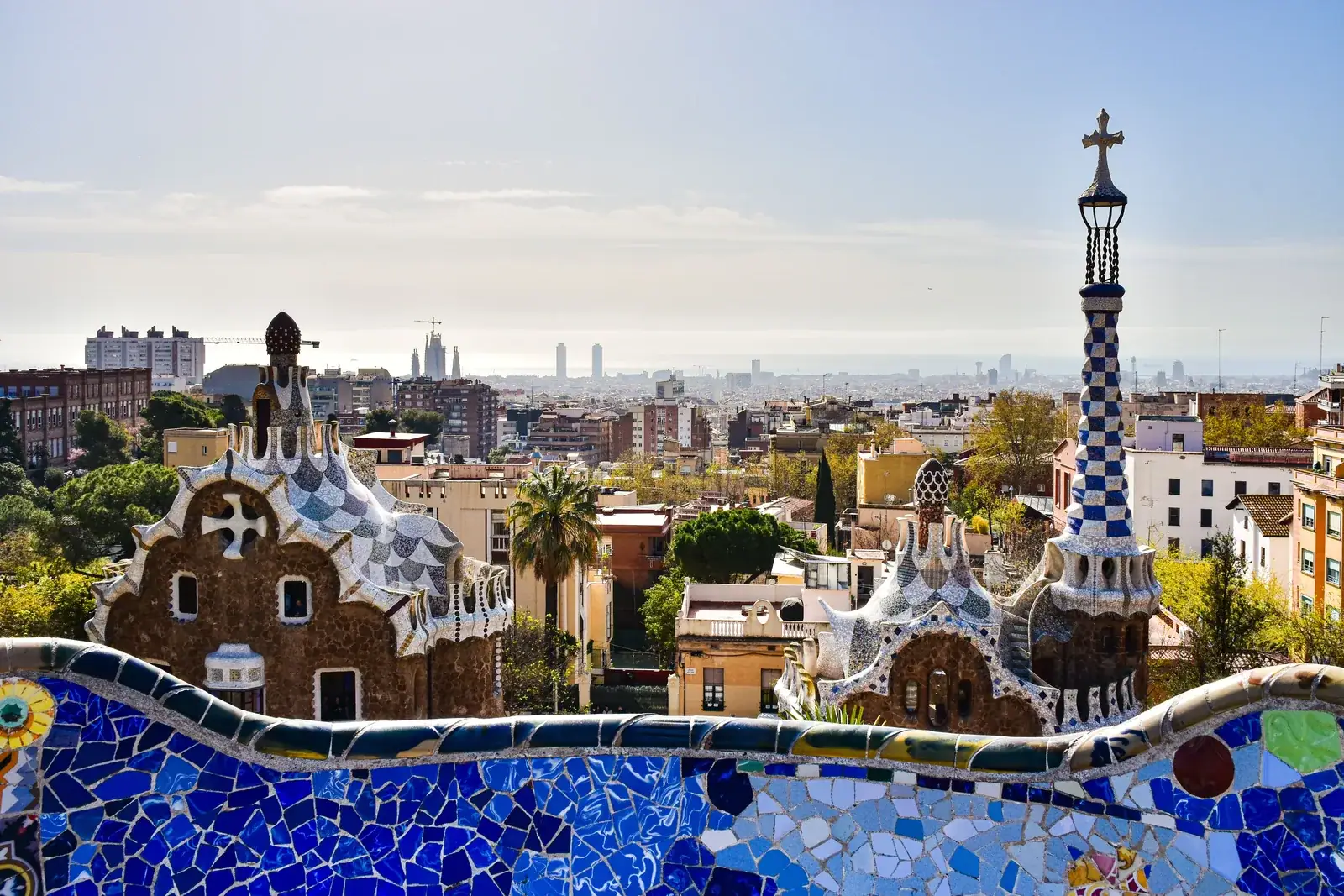 Kilátás Barcelonára a Park Güell teraszáról