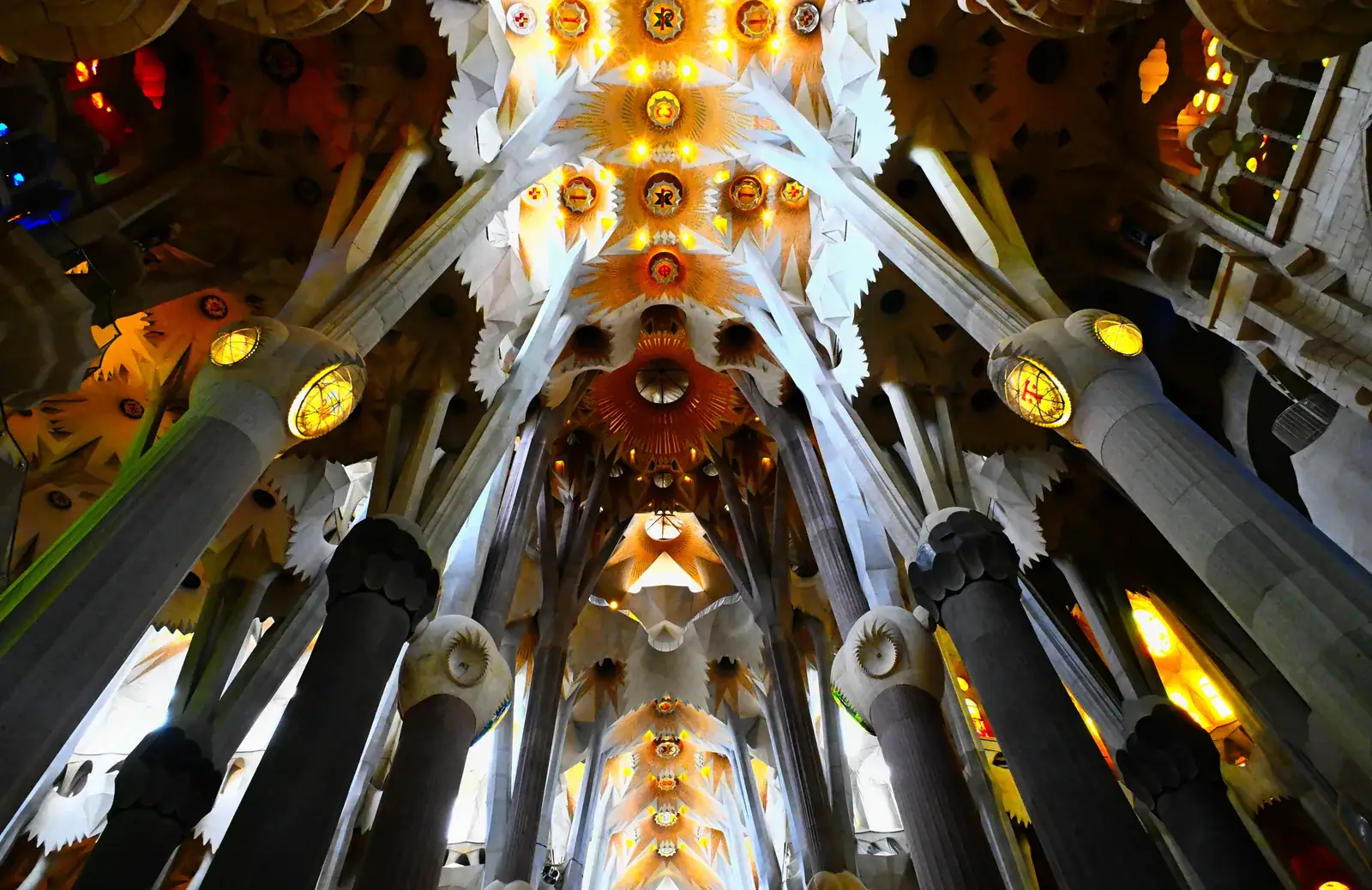 A Sagrada Família mennyezete és oszlopai belülről