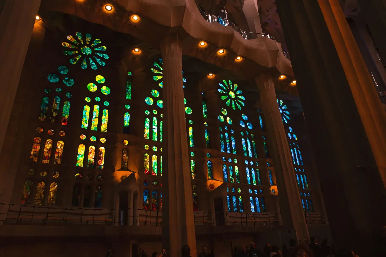 Színes ólomüveg ablakok a Sagrada Família belsejében