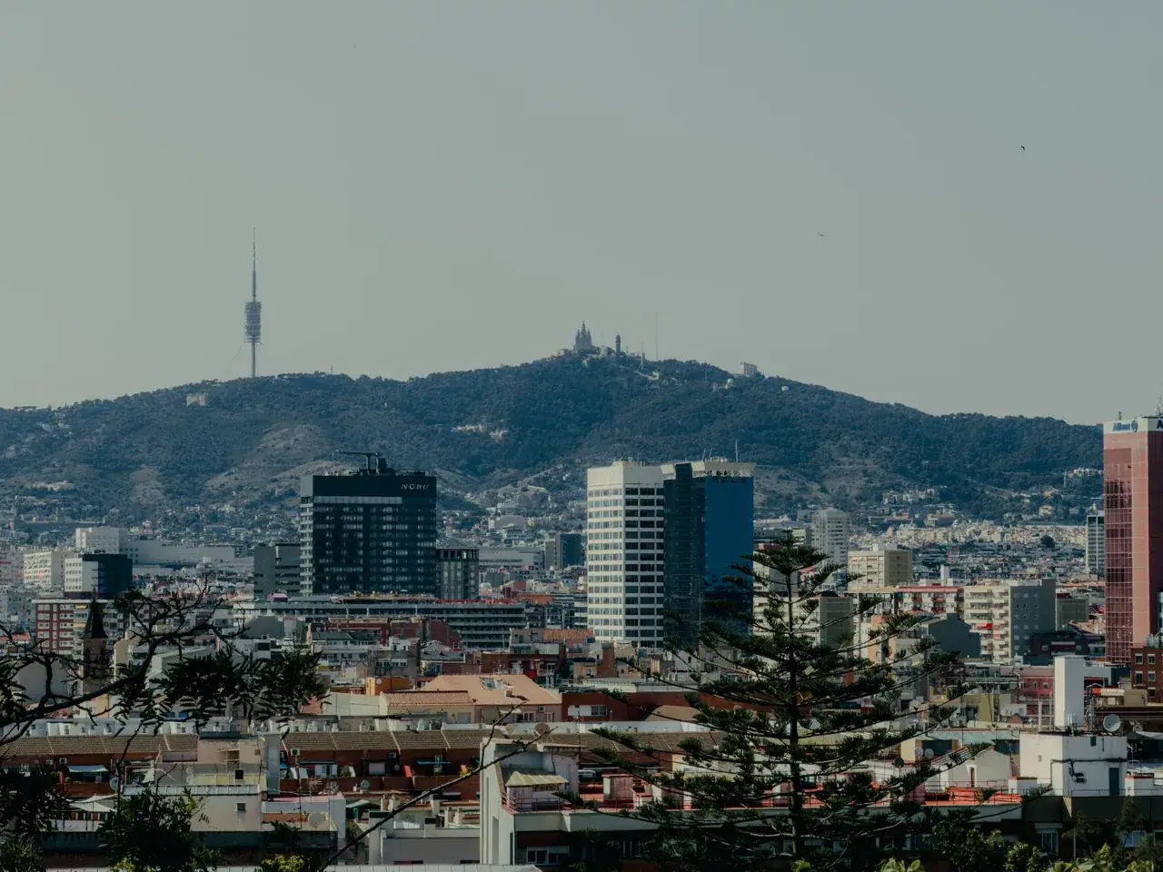 Barcelona látképe a Tibidabóval és a Collserola-toronnyal