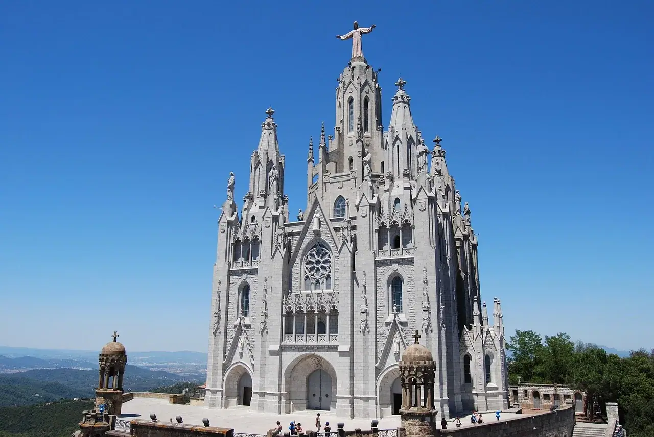 A Szent Szív temploma a Tibidabo tetején